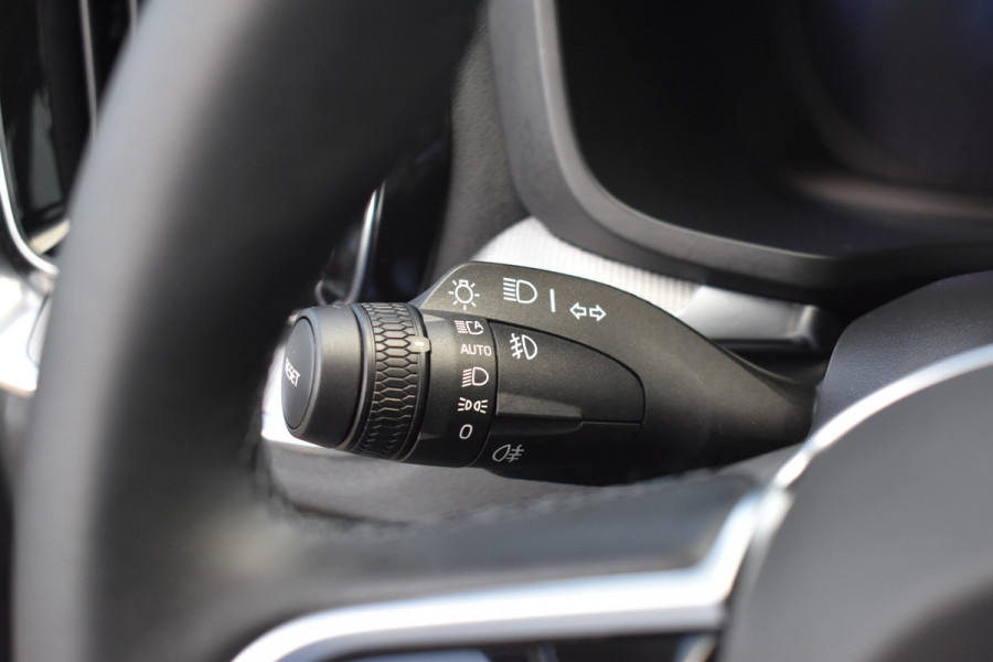 Volvo V60 T6 350PK Plug-in hybrid AWD Plus Dark ACC | Pilot Assist | Harman Kardon | 360 Camera | BLIS | Trekhaak | Stoel en Stuurwiel verwarming