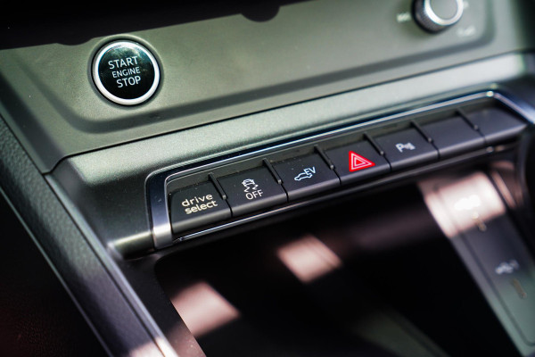 Audi Q3 45 TFSI e Business Edition | Sonos | Camera | Stuurwielverwarming