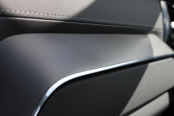 Volvo XC60 T6 350PK Autm. Plug-in hybrid AWD Ultra Dark Head-Up display / Panoramisch schuif-kanteldak / 360graden rondom zichtcamera / lederen bekleding / 20" lichtmetalen velgen