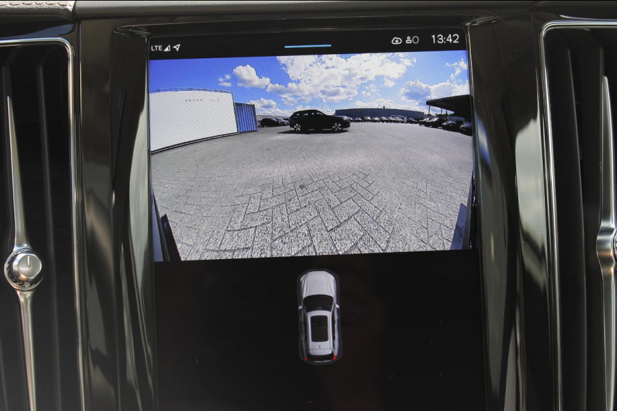 Volvo XC60 T6 350PK Autm. Plug-in hybrid AWD Ultra Dark Head-Up display / Panoramisch schuif-kanteldak / 360graden rondom zichtcamera / lederen bekleding / 20" lichtmetalen velgen