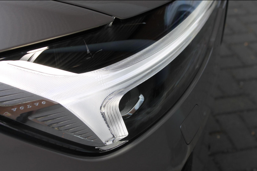 Volvo XC60 T6 350PK Autm. Plug-in hybrid AWD Ultra Dark Head-Up display / Panoramisch schuif-kanteldak / 360graden rondom zichtcamera / lederen bekleding / 20" lichtmetalen velgen