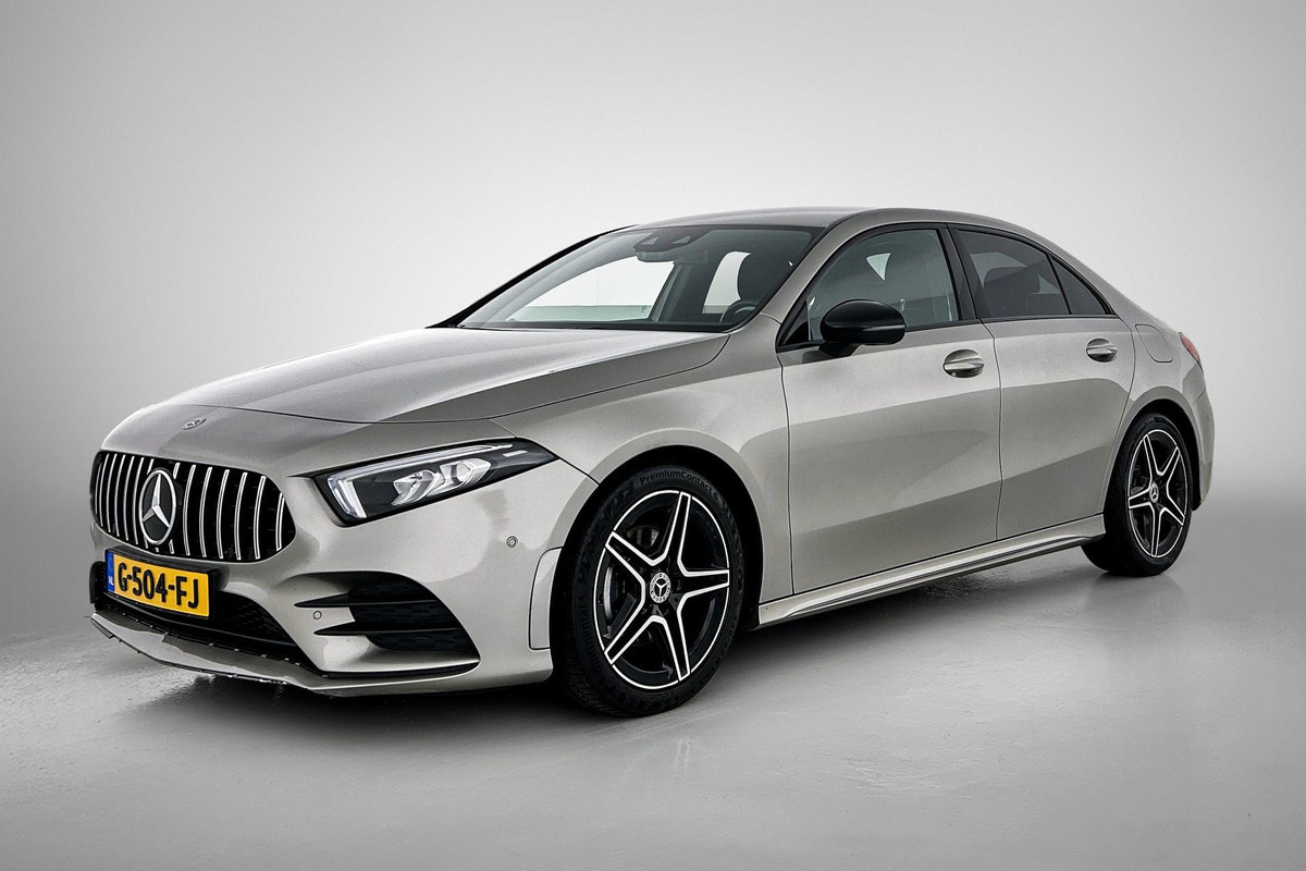 Mercedes-Benz A-Klasse 200 Business Solution AMG(NL-auto, Dealer onderhoud, Trekhaak, Navi, Camera, StoelV, Etc)