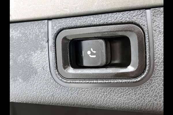 Mercedes-Benz A-Klasse 200 Business Solution AMG(NL-auto, Dealer onderhoud, Trekhaak, Navi, Camera, StoelV, Etc)