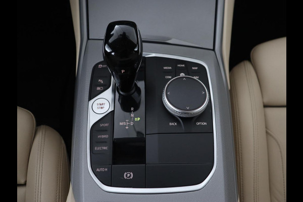 BMW 3 Serie Touring 320e Business Edition Plus | Trekhaak | Automaat | Carplay | Camera | Adaptive Cruise | Navigatie | PHEV | Leder | Stoelverwarming | Climate controle | LMV 17 Inch