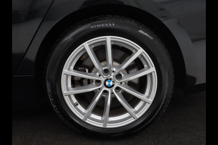 BMW 3 Serie Touring 320e Business Edition Plus | Trekhaak | Automaat | Carplay | Camera | Adaptive Cruise | Navigatie | PHEV | Leder | Stoelverwarming | Climate controle | LMV 17 Inch