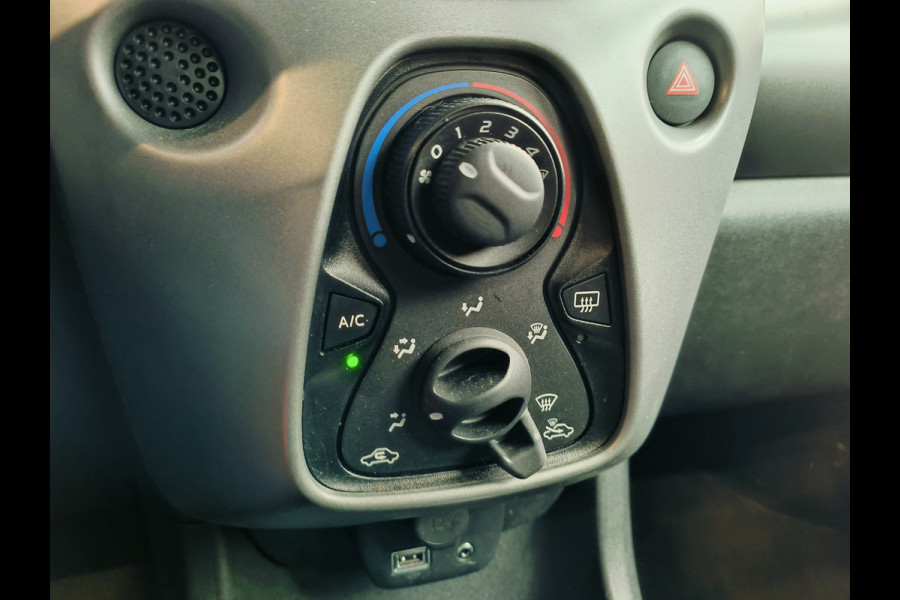 Toyota Aygo 1.0 VVT-i x-play AUTOMAAT uit 2020 Rijklaar + 12 maanden Bovag-garantie Henk Jongen Auto's in Helmond,  al 50 jaar service zoals 't hoort!