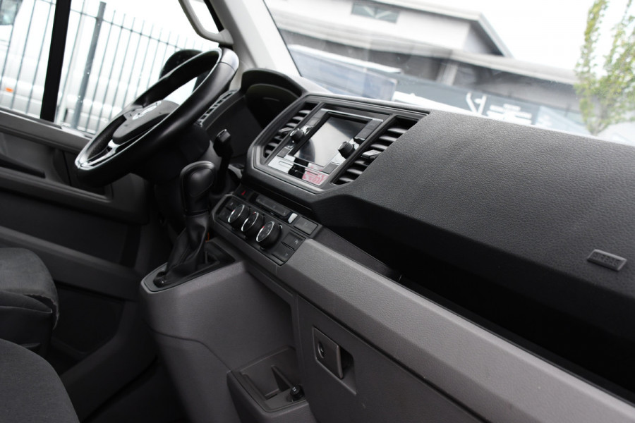 Volkswagen Crafter 35 2.0 TDI L3H3 Black Edition Adaptieve Cruise, Camera, Carplay, 177pk, Automaat, LED, Stoelverwarming, Multimedia, BOM VOL!