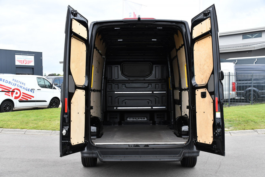 Volkswagen Crafter 35 2.0 TDI L3H3 Black Edition Adaptieve Cruise, Camera, Carplay, 177pk, Automaat, LED, Stoelverwarming, Multimedia, BOM VOL!