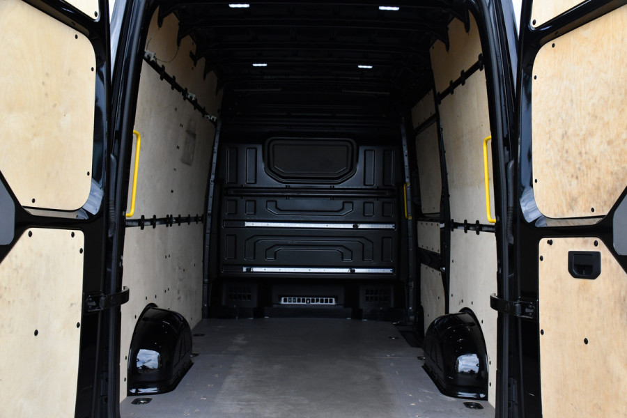 Volkswagen Crafter 35 2.0 TDI L3H3 Black Edition Adaptieve Cruise, Camera, Carplay, 177pk, Automaat, LED, Stoelverwarming, Multimedia, BOM VOL!