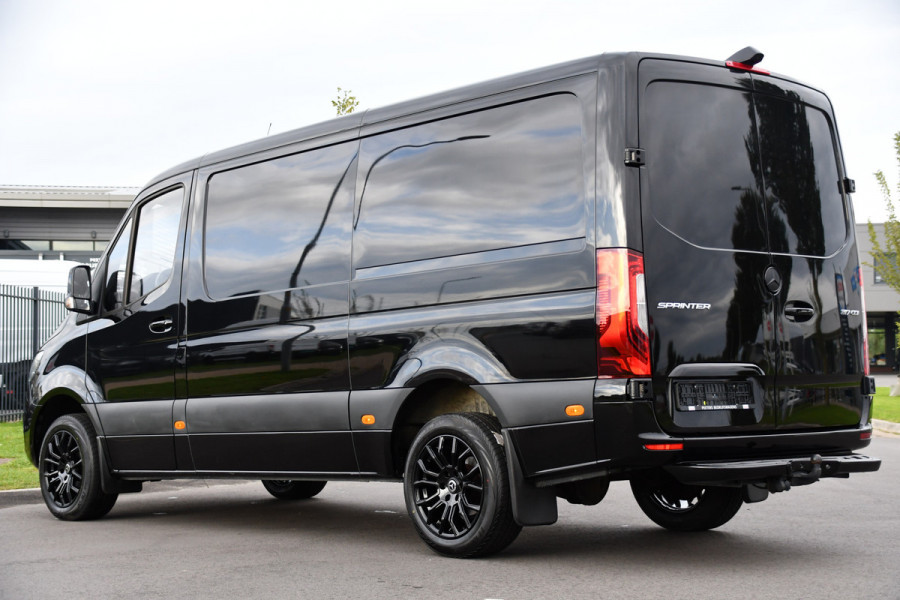 Mercedes-Benz Sprinter 317 1.9 CDI L2H1 RWD Black Edition Camera, Cruise, Carplay, 3500kg Trekhaak, 170pk, Automaat, LED, Multimedia,  Stoelverwarming, UNIEK