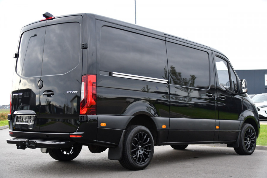 Mercedes-Benz Sprinter 317 1.9 CDI L2H1 RWD Black Edition Camera, Cruise, Carplay, 3500kg Trekhaak, 170pk, Automaat, LED, Multimedia,  Stoelverwarming, UNIEK