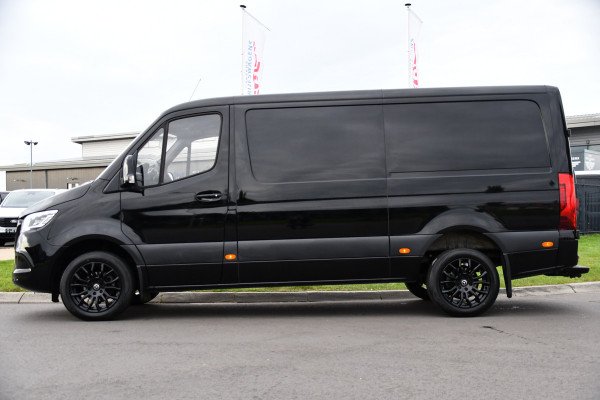 Mercedes-Benz Sprinter 317 1.9 CDI L2H1 RWD Black Edition Camera, Cruise, Carplay, 3500kg Trekhaak, 170pk, Automaat, LED, Multimedia,  Stoelverwarming, UNIEK