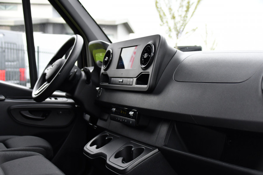 Mercedes-Benz Sprinter 317 1.9 CDI L2H1 RWD Black Edition Camera, Cruise, Carplay, 3500kg Trekhaak, 170pk, Automaat, LED, Multimedia,  Stoelverwarming, UNIEK