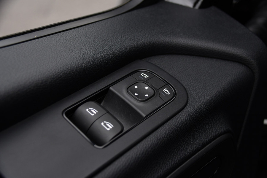Mercedes-Benz Sprinter 317 1.9 CDI L2H1 RWD Black Edition Camera, Cruise, Carplay, 3500kg Trekhaak, 170pk, Automaat, LED, Multimedia,  Stoelverwarming, UNIEK