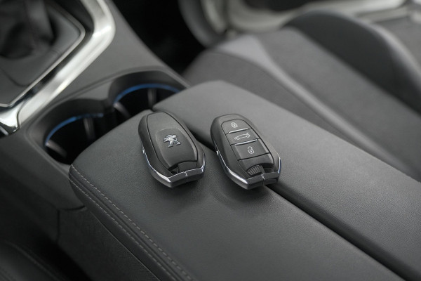 Peugeot 3008 PureTech 130 Allure | Camera | Dodehoekdetectie | Elektronische Kofferklep | Apple Carplay