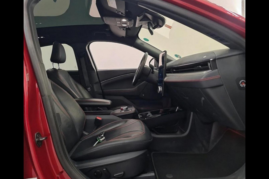 Ford Mustang Mach-E Extended First Edition 337 pk AWD 98 kWh, panoramadak, leder, trekhaak, 1 e eigenaar, NL auto nap