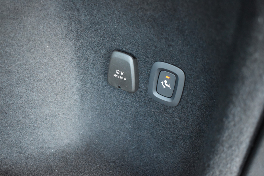 Volvo V60 T6 AWD 350PK Plug-in Hybrid Plus Dark | H&K | Trekhaak | 360 Camera | ACC | Stoel-Stuur verwarming