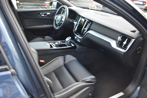 Volvo V60 T6 AWD 350PK Plug-in Hybrid Plus Dark | H&K | Trekhaak | 360 Camera | ACC | Stoel-Stuur verwarming