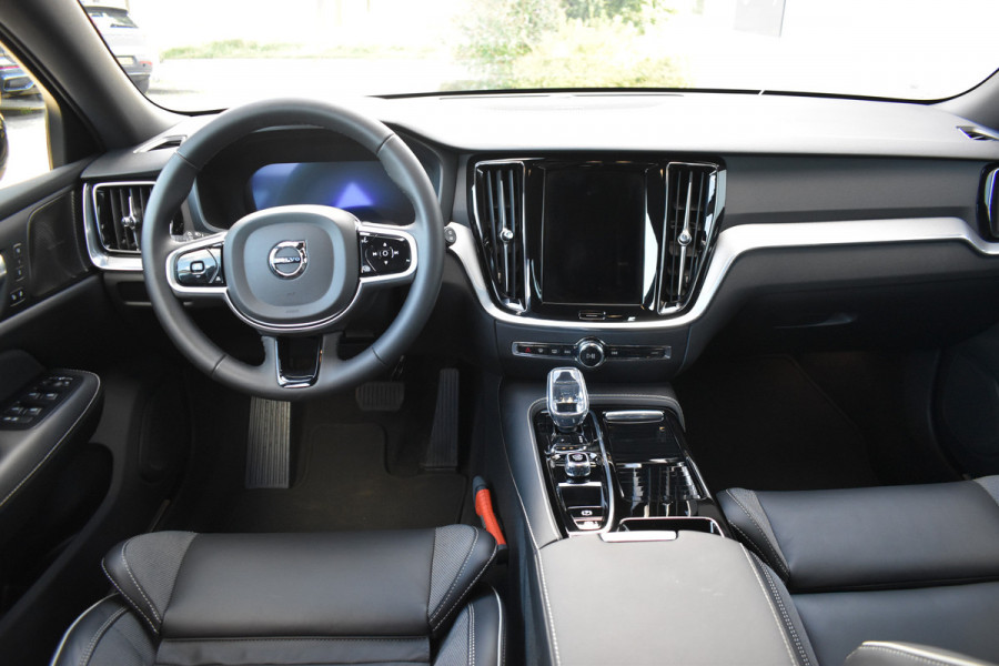 Volvo V60 T6 AWD 350PK Plug-in Hybrid Plus Dark | H&K | Trekhaak | 360 Camera | ACC | Stoel-Stuur verwarming