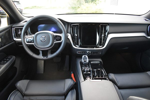 Volvo V60 T6 AWD 350PK Plug-in Hybrid Plus Dark | H&K | Trekhaak | 360 Camera | ACC | Stoel-Stuur verwarming