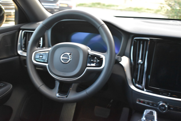 Volvo V60 T6 AWD 350PK Plug-in Hybrid Plus Dark | H&K | Trekhaak | 360 Camera | ACC | Stoel-Stuur verwarming