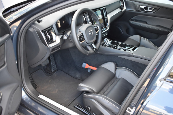 Volvo V60 T6 AWD 350PK Plug-in Hybrid Plus Dark | H&K | Trekhaak | 360 Camera | ACC | Stoel-Stuur verwarming