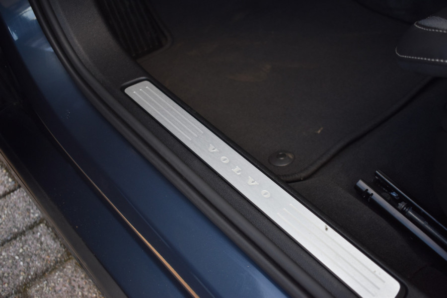 Volvo V60 T6 AWD 350PK Plug-in Hybrid Plus Dark | H&K | Trekhaak | 360 Camera | ACC | Stoel-Stuur verwarming