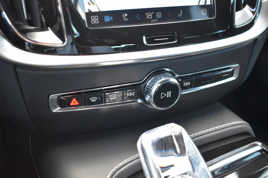 Volvo V60 T6 AWD 350PK Plug-in Hybrid Plus Dark | H&K | Trekhaak | 360 Camera | ACC | Stoel-Stuur verwarming