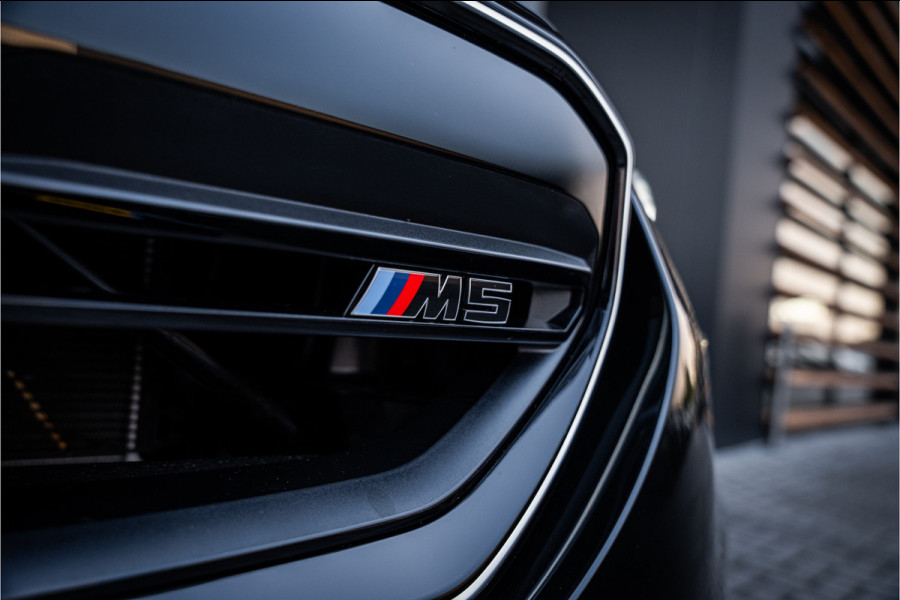 BMW M5 5-serie Touring - Origineel NL | M Drive Professional | Panorama | Carbonpakket | Keramisch | B&W