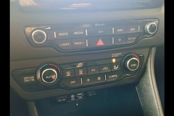 Kia Niro 1.6 GDi Hybrid DynamicLine Travel Connect Rijklaar + 12 maanden Bovag-garantie Henk Jongen Auto's in Helmond,  al 50 jaar service zoals 't hoort!
