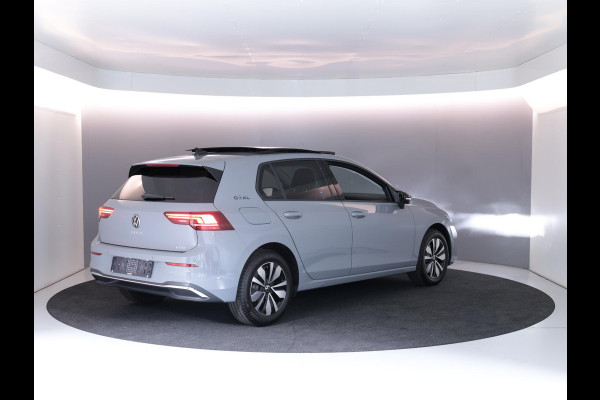 Volkswagen Golf 1.5 eTSI Life Edition GOAL 115PK DSG | Panorama dak | Verlengde garantie | Parkeercamera | Stoel- en stuurverwarming |