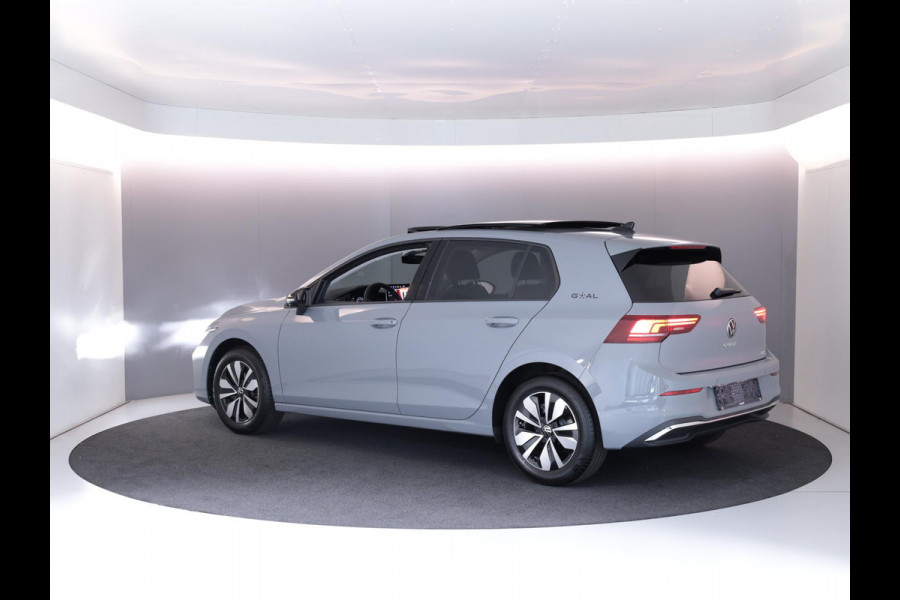 Volkswagen Golf 1.5 eTSI Life Edition GOAL 115PK DSG | Panorama dak | Verlengde garantie | Parkeercamera | Stoel- en stuurverwarming |
