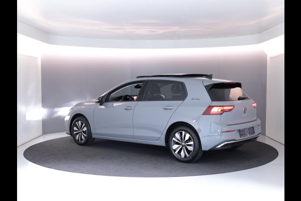 Volkswagen Golf 1.5 eTSI Life Edition GOAL 115PK DSG | Panorama dak | Verlengde garantie | Parkeercamera | Stoel- en stuurverwarming |
