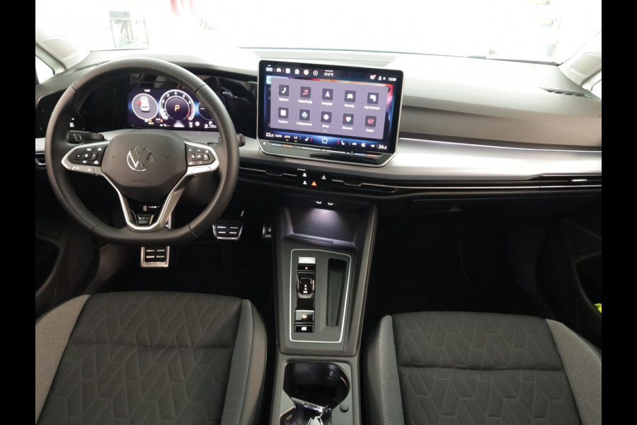 Volkswagen Golf 1.5 eTSI Life Edition GOAL 115PK DSG | Panorama dak | Verlengde garantie | Parkeercamera | Stoel- en stuurverwarming |