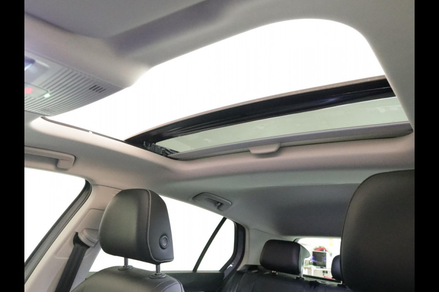 Volkswagen Golf 1.5 eTSI Life Edition GOAL 115PK DSG | Panorama dak | Verlengde garantie | Parkeercamera | Stoel- en stuurverwarming |