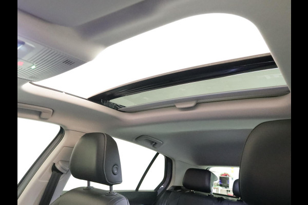 Volkswagen Golf 1.5 eTSI Life Edition GOAL 115PK DSG | Panorama dak | Verlengde garantie | Parkeercamera | Stoel- en stuurverwarming |