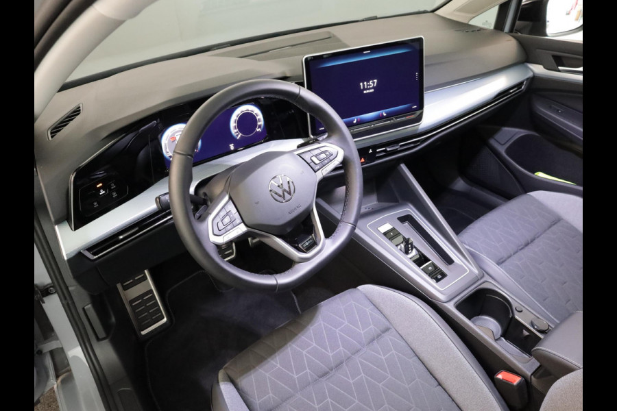 Volkswagen Golf 1.5 eTSI Life Edition GOAL 115PK DSG | Panorama dak | Verlengde garantie | Parkeercamera | Stoel- en stuurverwarming |
