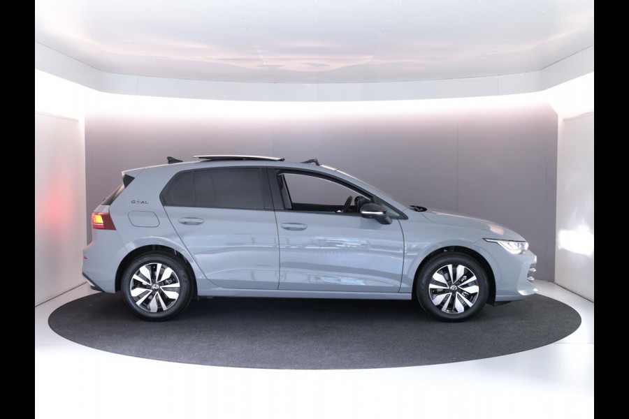 Volkswagen Golf 1.5 eTSI Life Edition GOAL 115PK DSG | Panorama dak | Verlengde garantie | Parkeercamera | Stoel- en stuurverwarming |