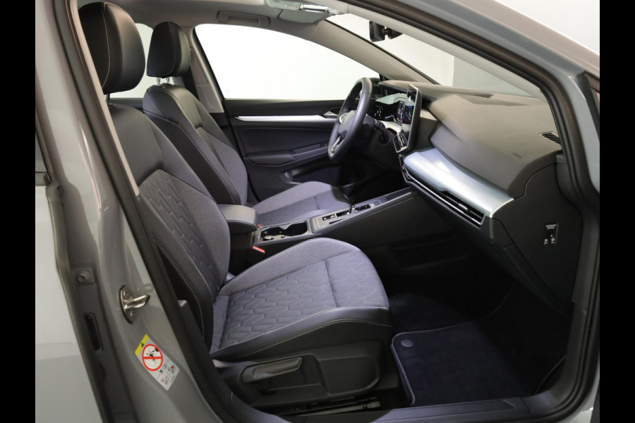 Volkswagen Golf 1.5 eTSI Life Edition GOAL 115PK DSG | Panorama dak | Verlengde garantie | Parkeercamera | Stoel- en stuurverwarming |