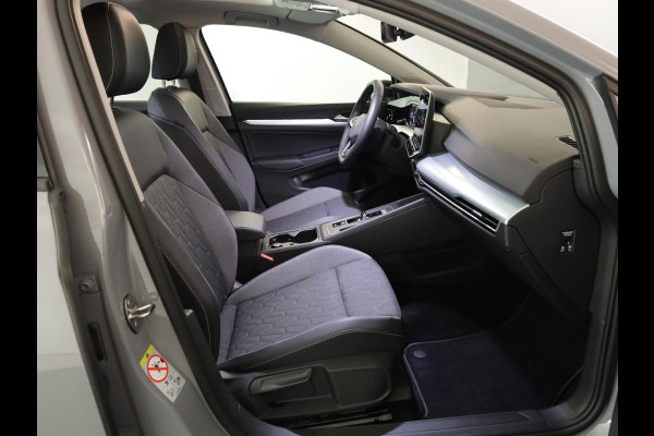 Volkswagen Golf 1.5 eTSI Life Edition GOAL 115PK DSG | Panorama dak | Verlengde garantie | Parkeercamera | Stoel- en stuurverwarming |