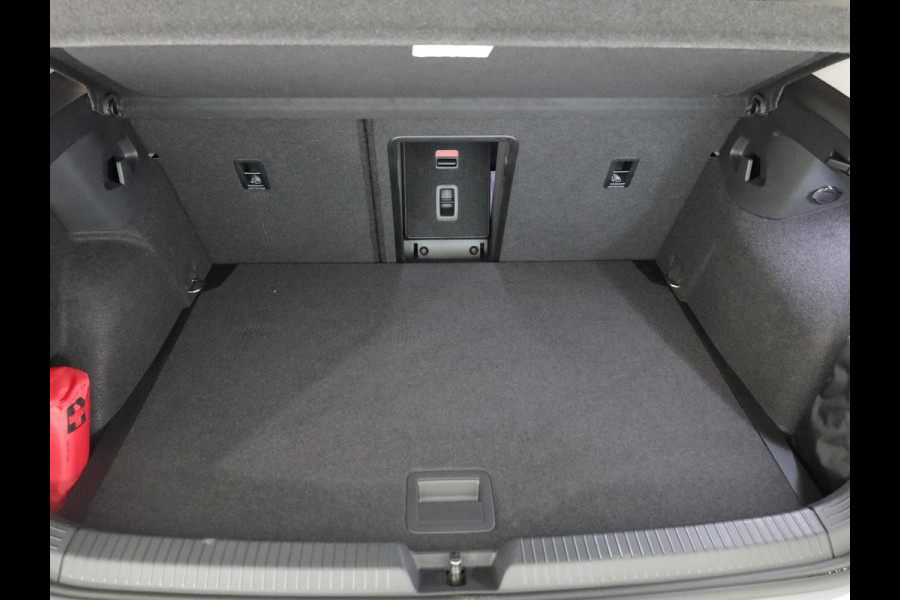 Volkswagen Golf 1.5 eTSI Life Edition GOAL 115PK DSG | Panorama dak | Verlengde garantie | Parkeercamera | Stoel- en stuurverwarming |