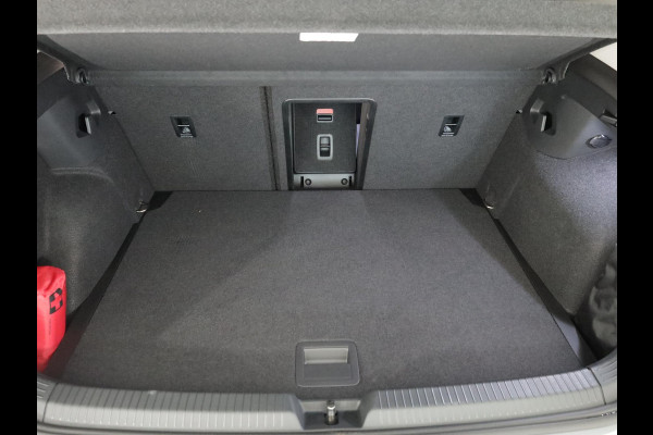 Volkswagen Golf 1.5 eTSI Life Edition GOAL 115PK DSG | Panorama dak | Verlengde garantie | Parkeercamera | Stoel- en stuurverwarming |
