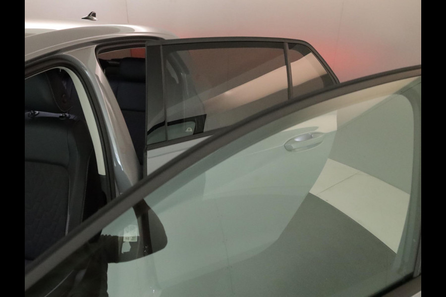 Volkswagen Golf 1.5 eTSI Life Edition GOAL 115PK DSG | Panorama dak | Verlengde garantie | Parkeercamera | Stoel- en stuurverwarming |