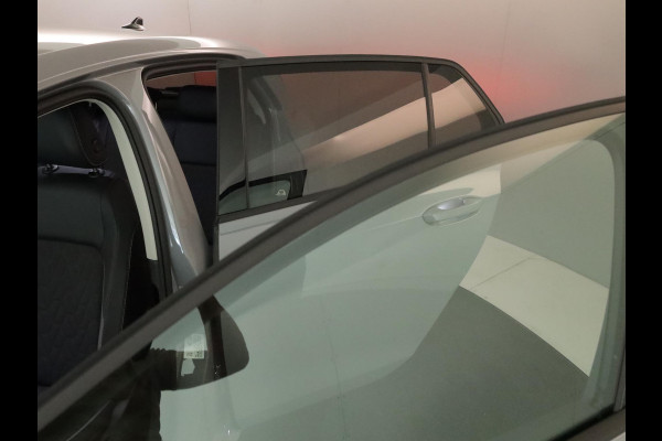 Volkswagen Golf 1.5 eTSI Life Edition GOAL 115PK DSG | Panorama dak | Verlengde garantie | Parkeercamera | Stoel- en stuurverwarming |