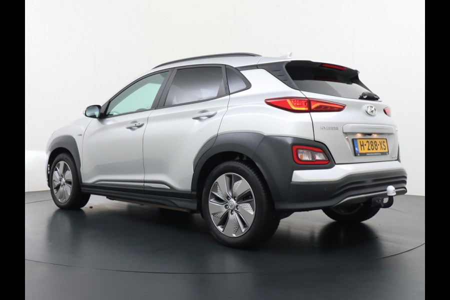 Hyundai Kona EV Premium 64 kWh VAN: 22.900,- VOOR: 18.877,- UW HERFSTVOORDEEL: 4.023,- 3-FASE LADER | ORIGINEEL NL AUTO MET NAP | SCHUIFDAK | LEDER | STOELVERWARMING & VERKOELING | HEAD-UP DISPLAY | AFN.TREKHAAK | RIJKLAAR MET 12 MAANDEN BOVAG GARANTIE!