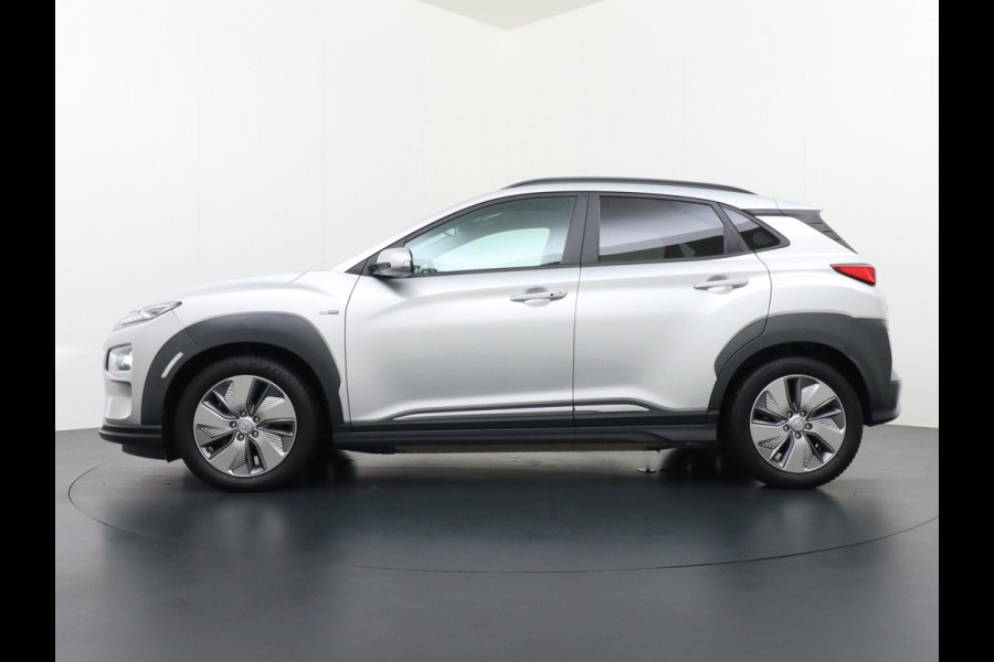 Hyundai Kona EV Premium 64 kWh VAN: 22.900,- VOOR: 18.877,- UW HERFSTVOORDEEL: 4.023,- 3-FASE LADER | ORIGINEEL NL AUTO MET NAP | SCHUIFDAK | LEDER | STOELVERWARMING & VERKOELING | HEAD-UP DISPLAY | AFN.TREKHAAK | RIJKLAAR MET 12 MAANDEN BOVAG GARANTIE!