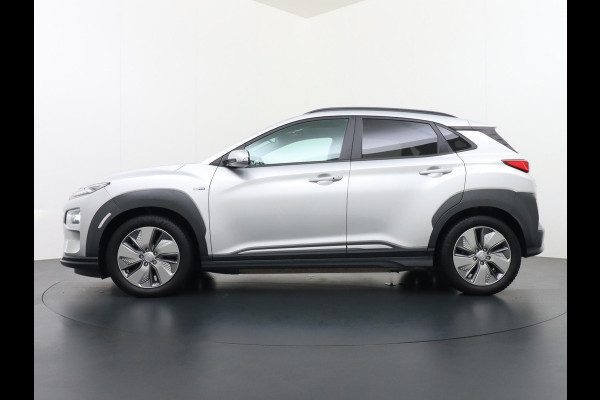 Hyundai Kona EV Premium 64 kWh VAN: 22.900,- VOOR: 18.877,- UW HERFSTVOORDEEL: 4.023,- 3-FASE LADER | ORIGINEEL NL AUTO MET NAP | SCHUIFDAK | LEDER | STOELVERWARMING & VERKOELING | HEAD-UP DISPLAY | AFN.TREKHAAK | RIJKLAAR MET 12 MAANDEN BOVAG GARANTIE!