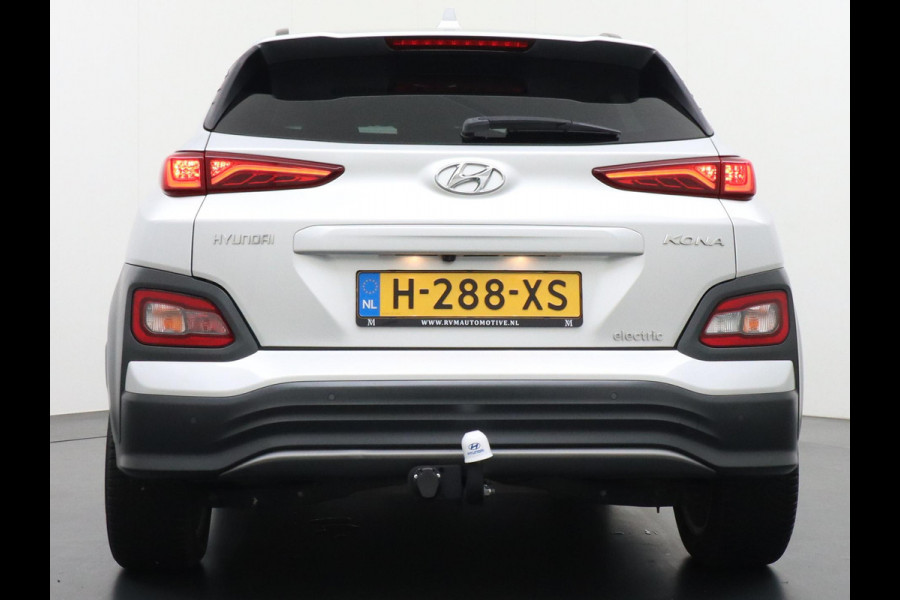 Hyundai Kona EV Premium 64 kWh VAN: 22.900,- VOOR: 18.877,- UW HERFSTVOORDEEL: 4.023,- 3-FASE LADER | ORIGINEEL NL AUTO MET NAP | SCHUIFDAK | LEDER | STOELVERWARMING & VERKOELING | HEAD-UP DISPLAY | AFN.TREKHAAK | RIJKLAAR MET 12 MAANDEN BOVAG GARANTIE!