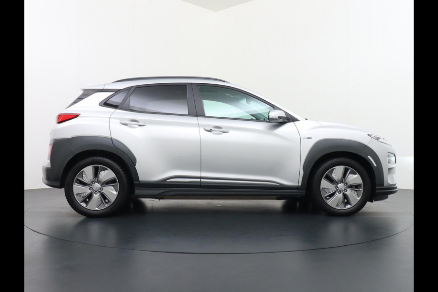 Hyundai Kona EV Premium 64 kWh VAN: 22.900,- VOOR: 18.877,- UW HERFSTVOORDEEL: 4.023,- 3-FASE LADER | ORIGINEEL NL AUTO MET NAP | SCHUIFDAK | LEDER | STOELVERWARMING & VERKOELING | HEAD-UP DISPLAY | AFN.TREKHAAK | RIJKLAAR MET 12 MAANDEN BOVAG GARANTIE!
