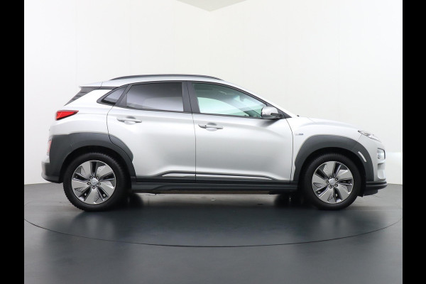 Hyundai Kona EV Premium 64 kWh VAN: 22.900,- VOOR: 18.877,- UW HERFSTVOORDEEL: 4.023,- 3-FASE LADER | ORIGINEEL NL AUTO MET NAP | SCHUIFDAK | LEDER | STOELVERWARMING & VERKOELING | HEAD-UP DISPLAY | AFN.TREKHAAK | RIJKLAAR MET 12 MAANDEN BOVAG GARANTIE!